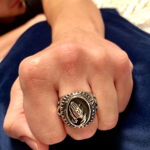 NWOT Prayer Hands Ring